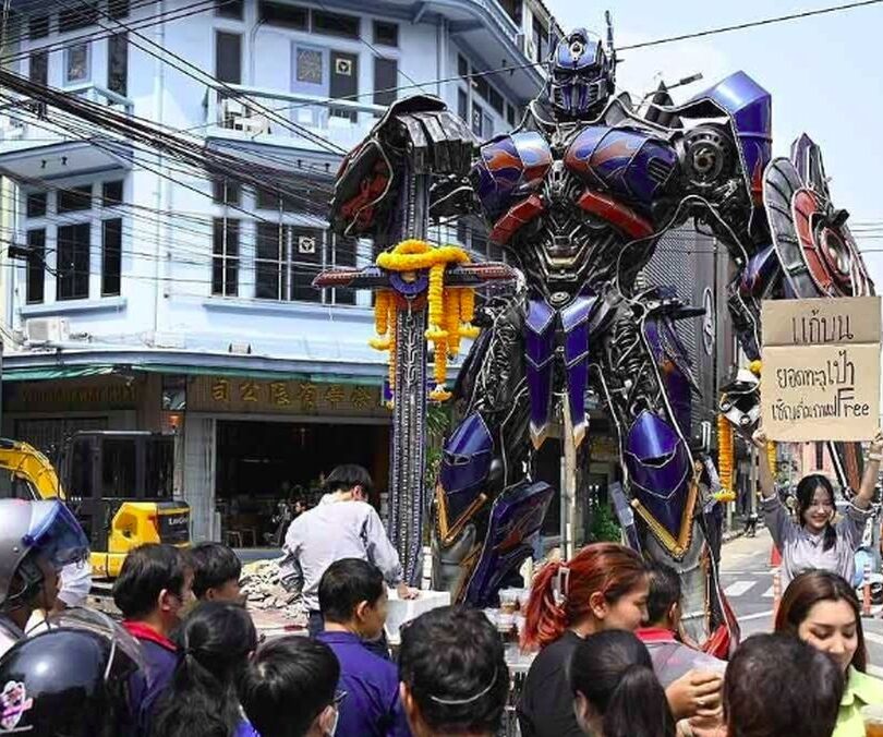 Patung Optimus Prime di Bangkok Jadi Tempat Pemujaan