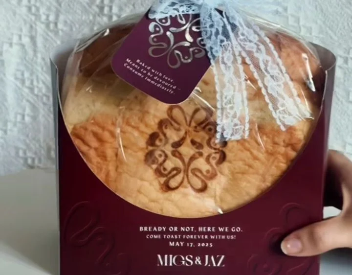 Unik! Undangan Pernikahan Ini Terbuat dari Roti Asli