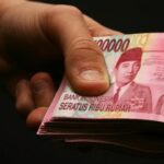 Uang Suami Milik Istri, Benarkah? Ini Kata Islam